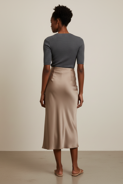 Jupe Satin Beige Longue Élégante Minimaliste